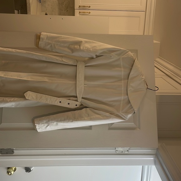 Authentic Stunning Burberry trench coat with warmth to it! - Picture 2 of 4